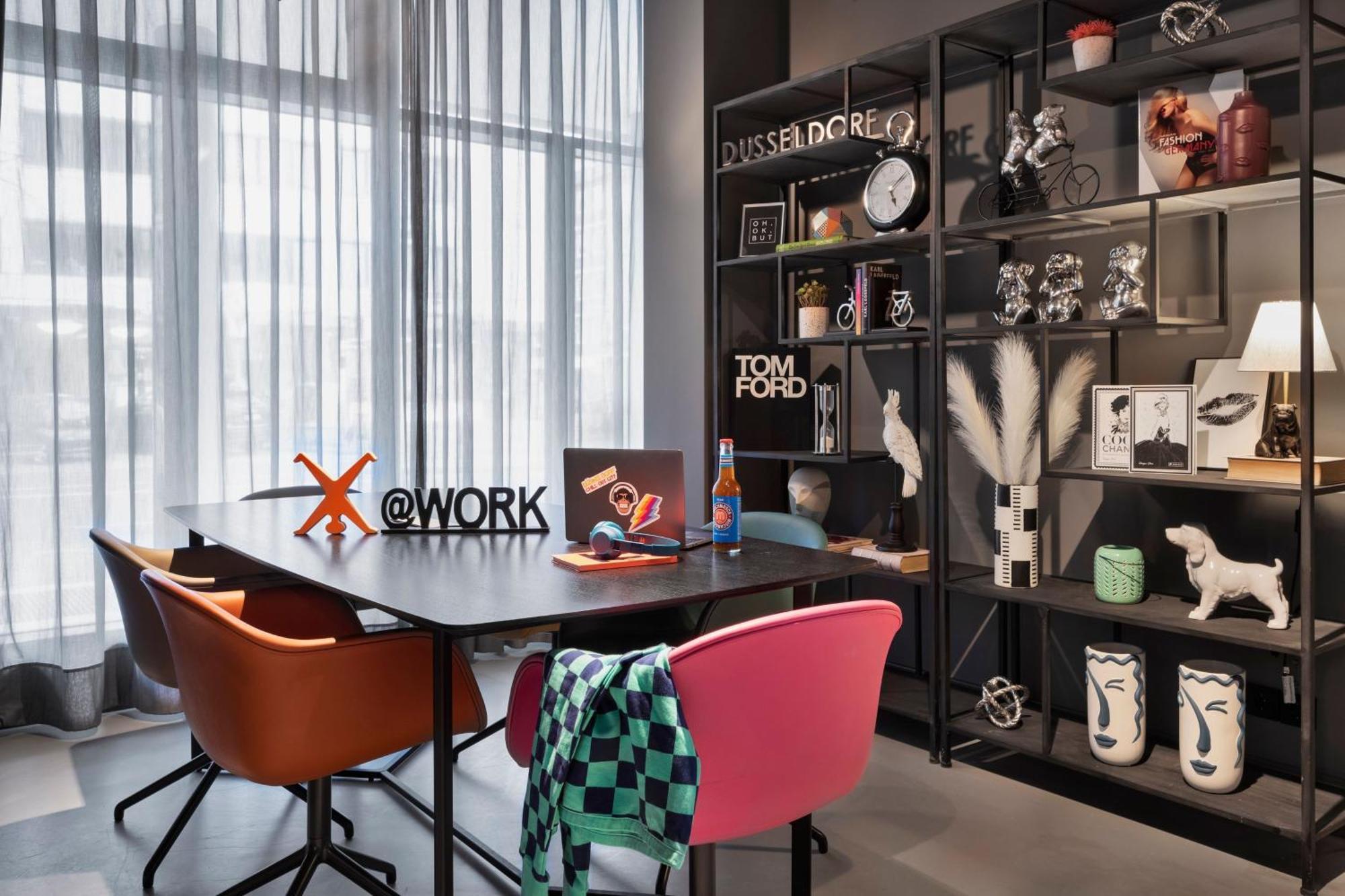 Moxy Duesseldorf City Exteriör bild