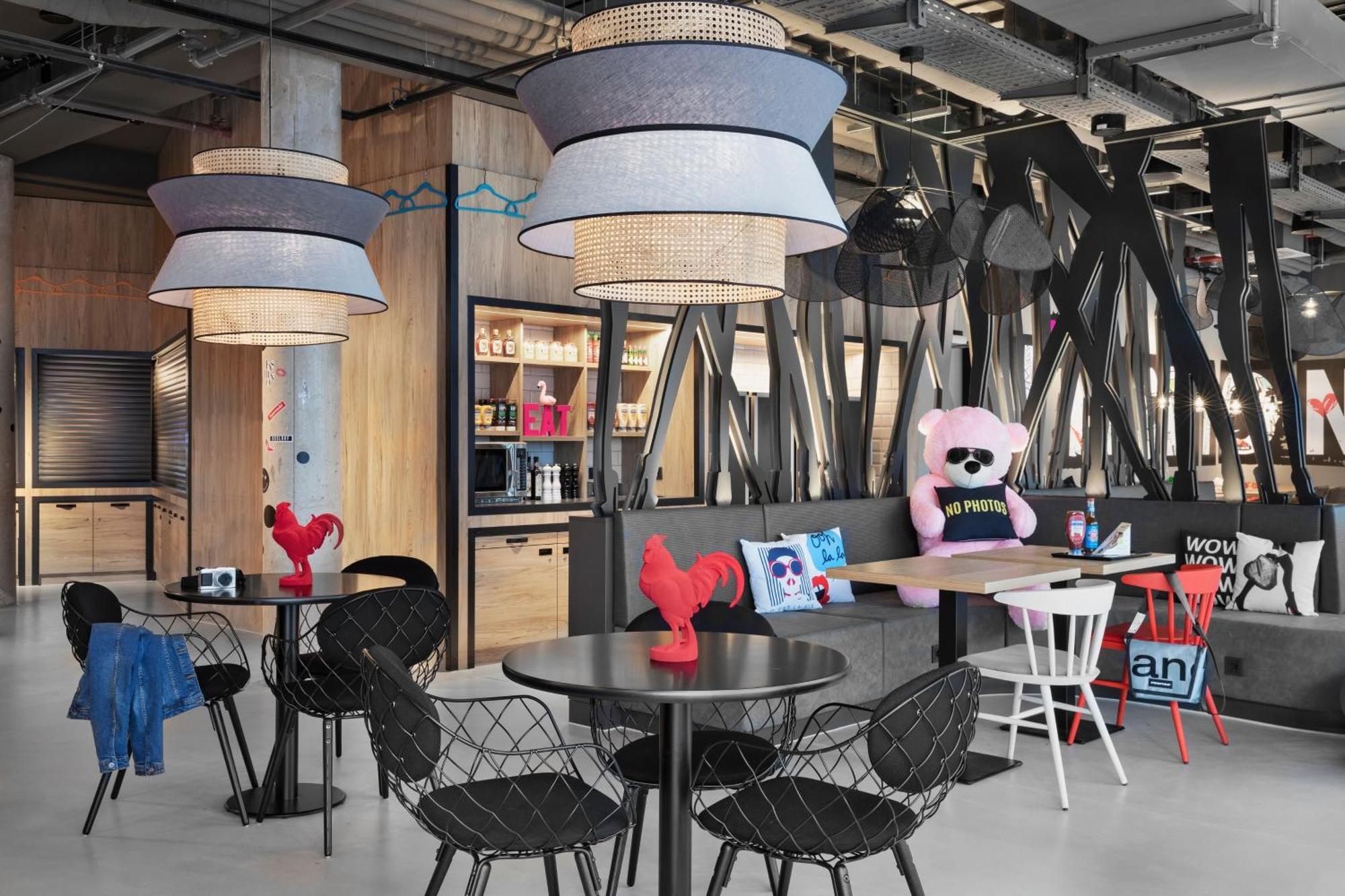 Moxy Duesseldorf City Exteriör bild