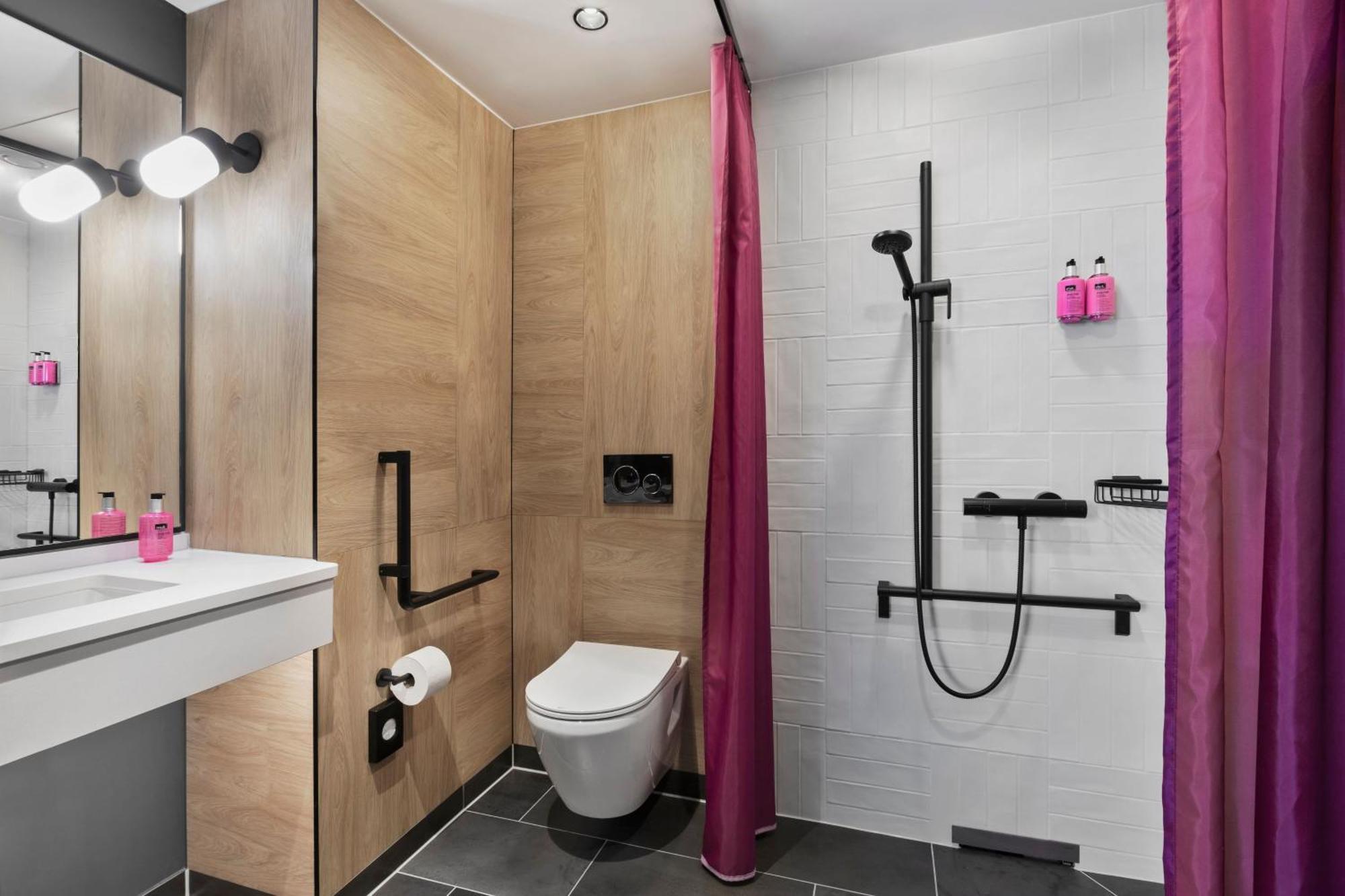 Moxy Duesseldorf City Exteriör bild
