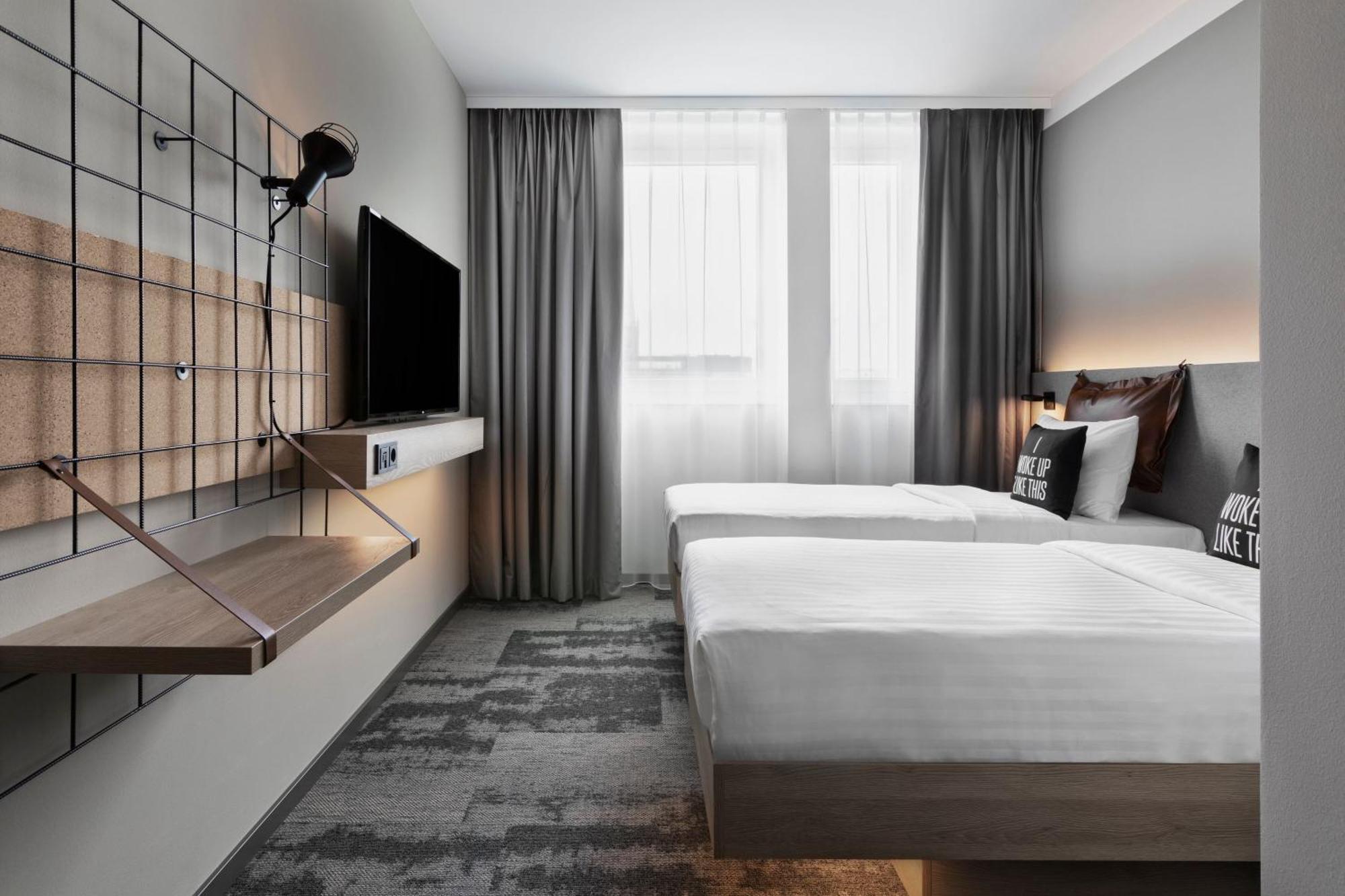Moxy Duesseldorf City Exteriör bild