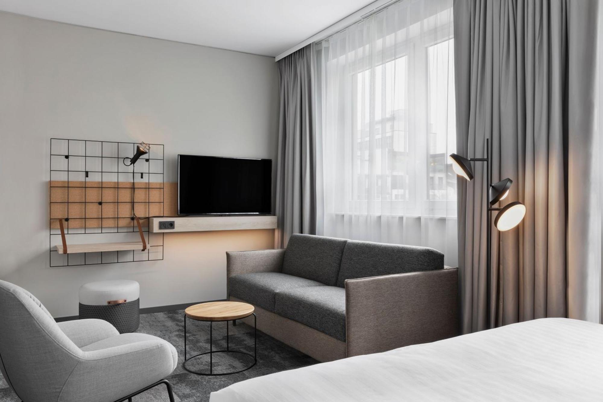 Moxy Duesseldorf City Exteriör bild