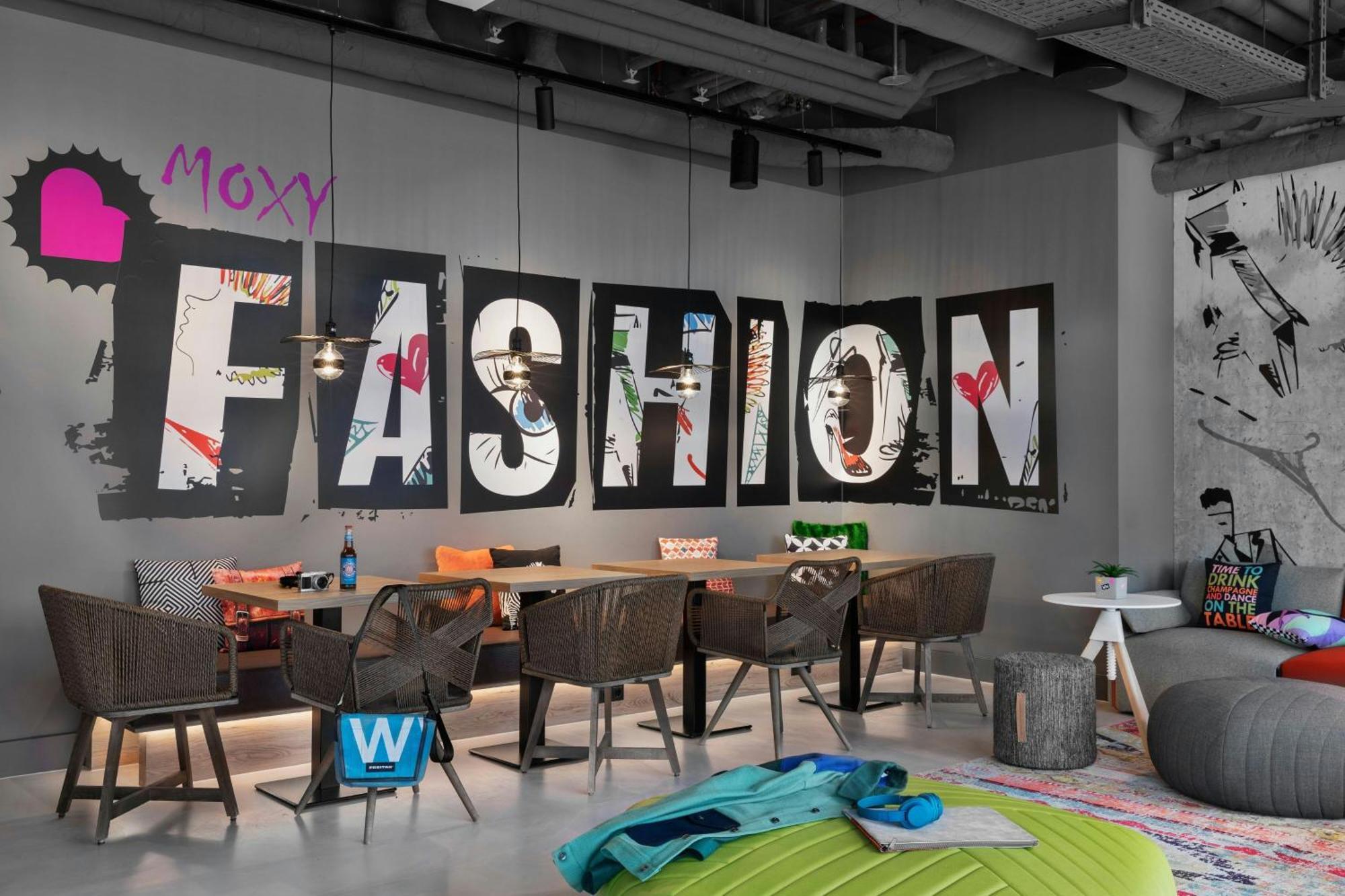 Moxy Duesseldorf City Exteriör bild